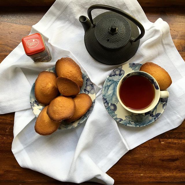 Afternoon tea time with Madeleines flavored with lemon zest! #madeleine #lemonzest #homemade #faitmaison #mamakitchen #eattheworld #sweet #teatime #uaefoodbloggers #dubaifoodbloggers #lapetitepaniere  If you like Madeleine, the recipe is on the blog😋