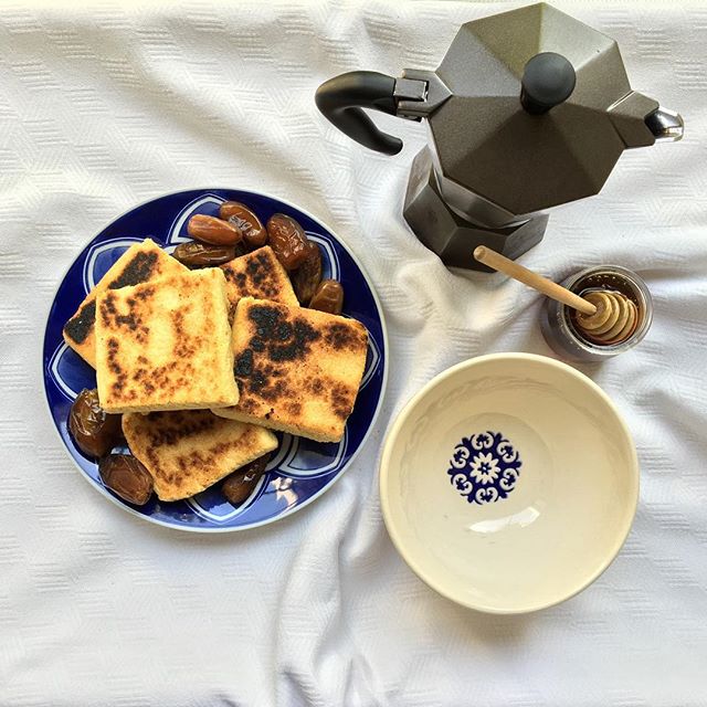 Good morning, breakfast with Mtekba, honey and Deglet Nour dates. #Mtekba #degletnour #breakfast #algerianculturefood #dates #northafrica #mamakitchen #durumwheatsemonila #eattheworld #dubaifoodbloggers #uaefoodbloggers #lapetitepaniere